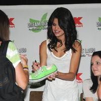 Selena Gomez makes an in-store appearance pictures | Picture 62200